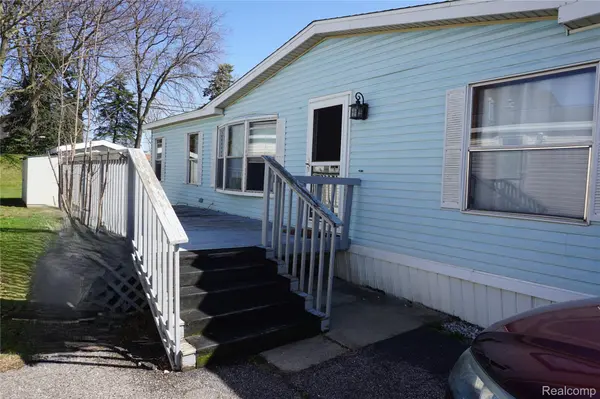 2029 Shirewood DR, Shelby Charter Township, MI 48317