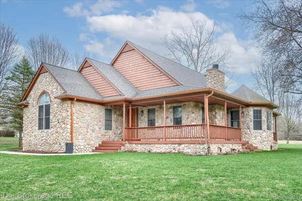 9055 N Island DR, Flushing Charter Township, MI 48433