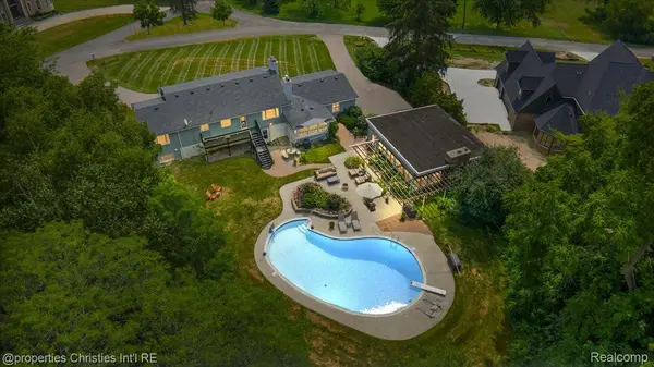 3060 Chickering LN, Bloomfield Hills, MI 48302