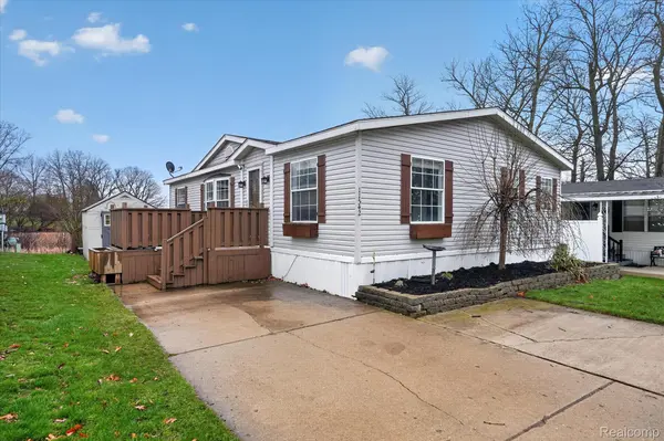 11542 Clearwater Dr, Deerfield Township, MI 48430