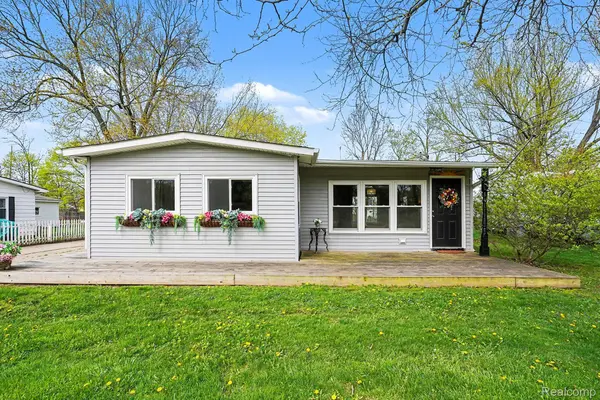 717 Oak Park DR, Fenton, MI 48430