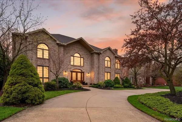 8657 Marquette DR, Grosse Ile Township, MI 48138
