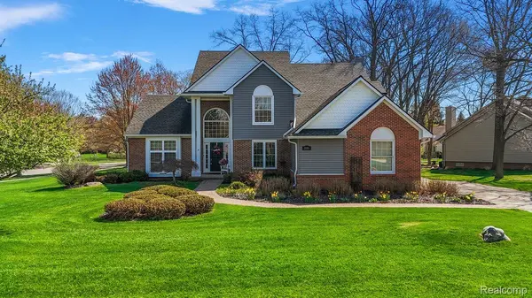 2895 Water Oaks DR, West Bloomfield Charter Township, MI 48324