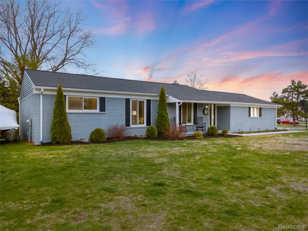 355 Sanders RD, Oxford Charter Township, MI 48371
