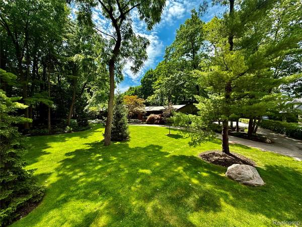 275 Pine Ridge DR, Bloomfield Hills, MI 48304