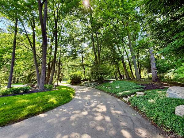 275 Pine Ridge DR, Bloomfield Hills, MI 48304