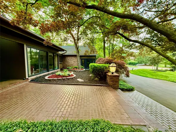 275 Pine Ridge DR, Bloomfield Hills, MI 48304