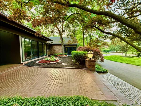 275 Pine Ridge DR, Bloomfield Hills, MI 48304