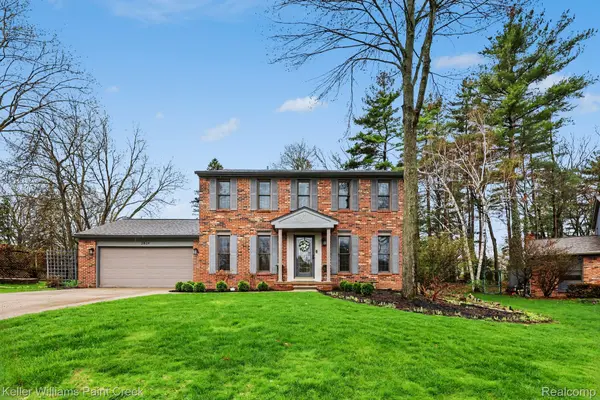 2824 Lunar CT, Orion Charter Township, MI 48360
