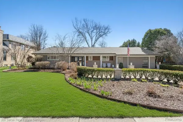 47 Roslyn RD, Village Of Grosse Pointe Shores, MI 48236