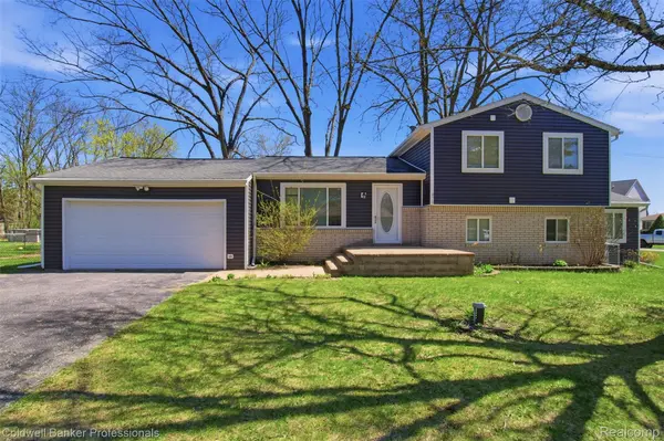 470 Crystalia ST, Commerce Charter Township, MI 48382