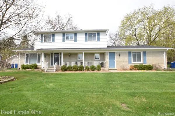 3275 Golfhill DR, Waterford Charter Township, MI 48329