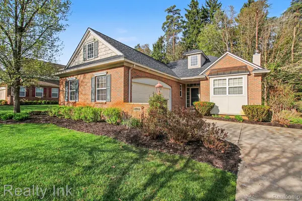 2745 Signature CIR, Hamburg Township, MI 48169