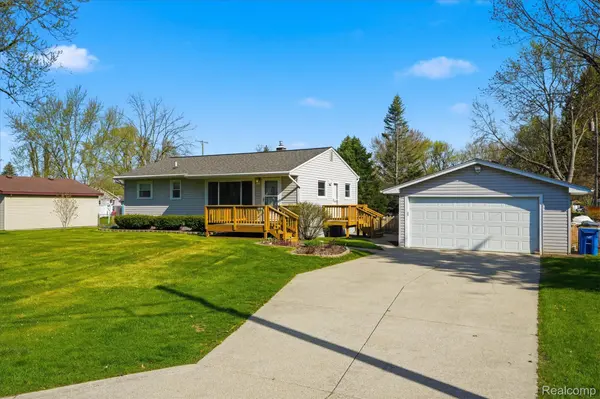6414 Lanman DR, Waterford Charter Township, MI 48329