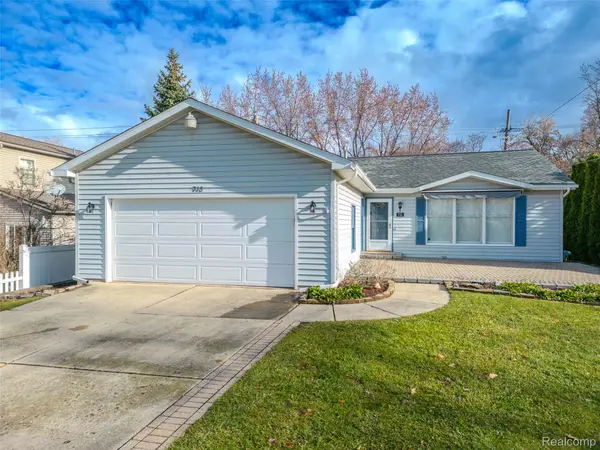 715 Lakeside DR, Waterford Charter Township, MI 48328