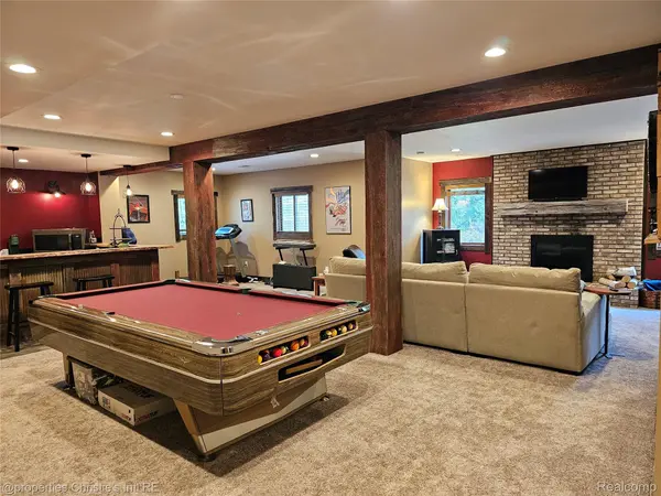 1168 Eagle Nest DR, Milford, MI 48381