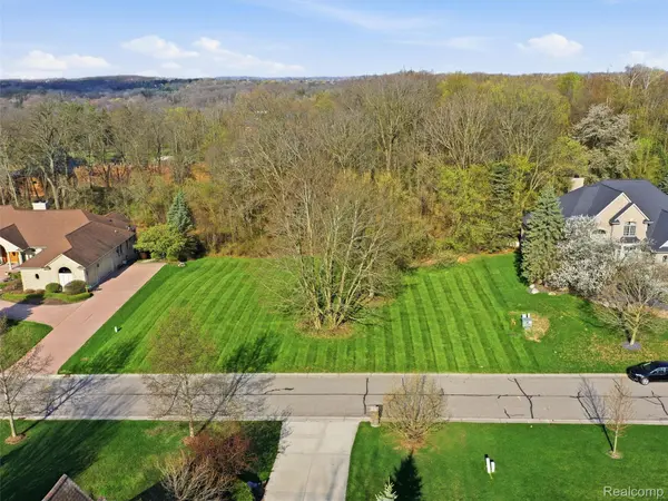 4710 Woodland Hills DR, Oakland Charter Township, MI 48306
