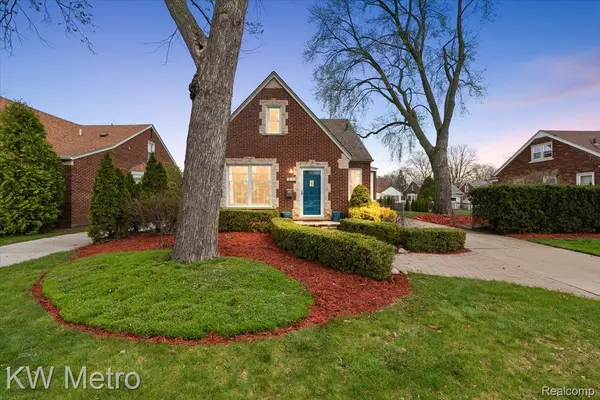 1830 Stanhope ST, Grosse Pointe Woods, MI 48236
