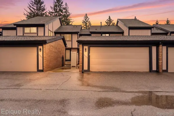 5205 Potomac RUN N, West Bloomfield Charter Township, MI 48322