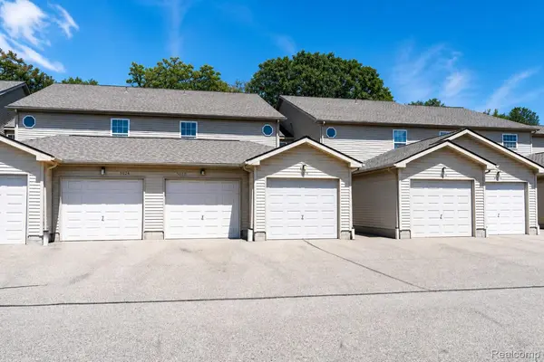 5018 Harbor Oak DR, Waterford Charter Township, MI 48329