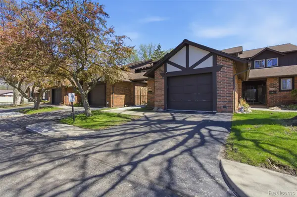 29242 Wellington RD W, Southfield, MI 48034