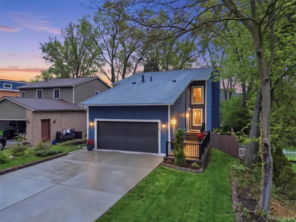 2092 Langham DR, West Bloomfield Charter Township, MI 48323