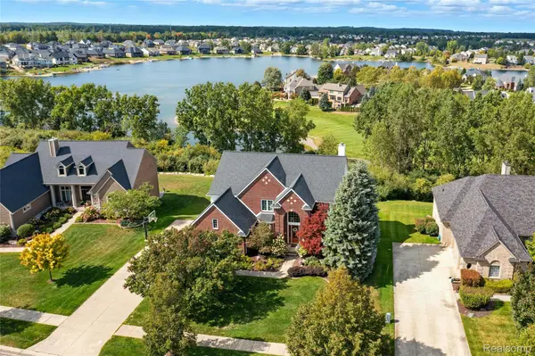 656 Overlook DR, Oxford Charter Township, MI 48371