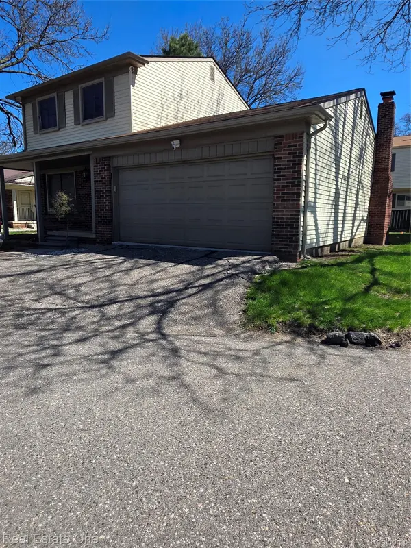 2898 Roundtree DR, Troy, MI 48083