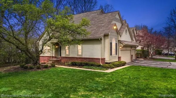 38385 Churchill LN, Farmington Hills, MI 48331