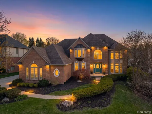 21874 Picadilly CIR, Novi, MI 48375