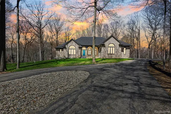 1150 Cripple Creek LN, Rochester Hills, MI 48306