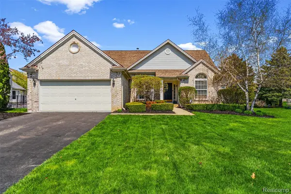 4092 Autumn Wood DR, Fenton Charter Township, MI 48430