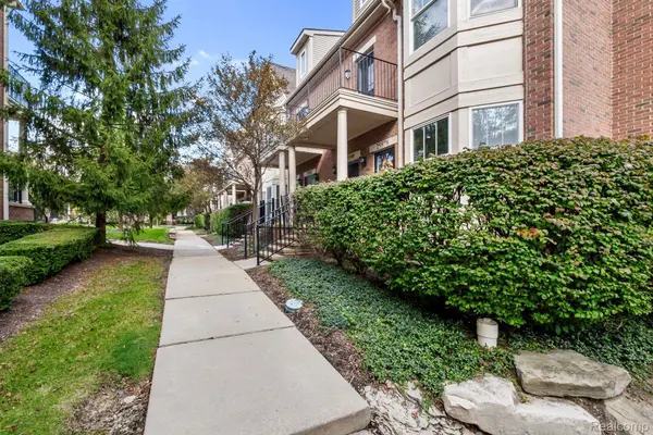 25580 Portico LN, Novi, MI 48375