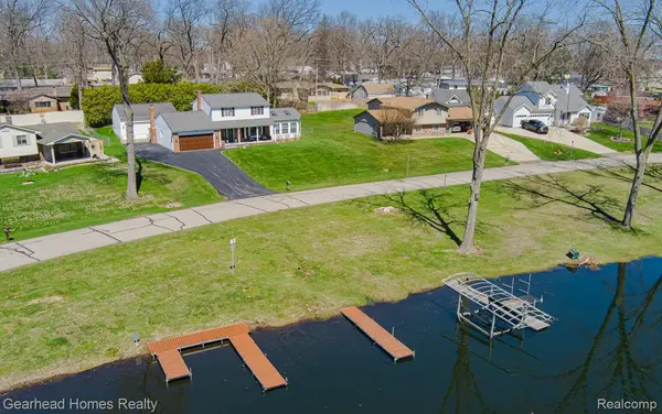 4040 Rollins AVE, Waterford Charter Township, MI 48329