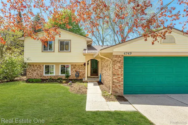 4749 Parkridge DR, Waterford Charter Township, MI 48329