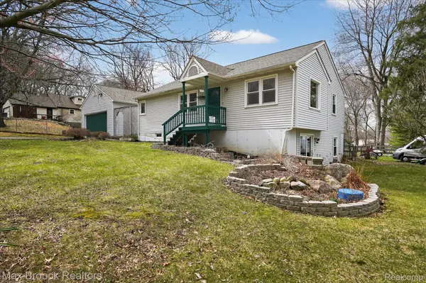 5001 Sylvanview DR, Independence Charter Township, MI 48348
