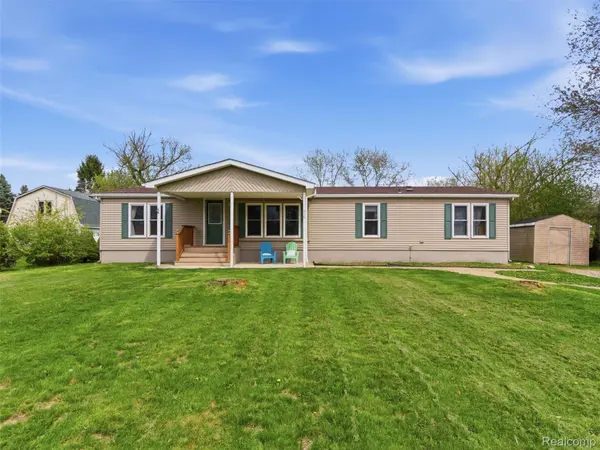 616 N Blacks Corners RD, Imlay City, MI 48444