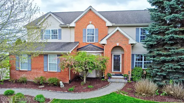 650 Eastlake TRL, Oxford Charter Township, MI 48371