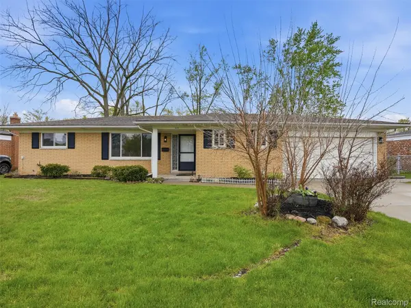 8618 Alwardt DR, Sterling Heights, MI 48313