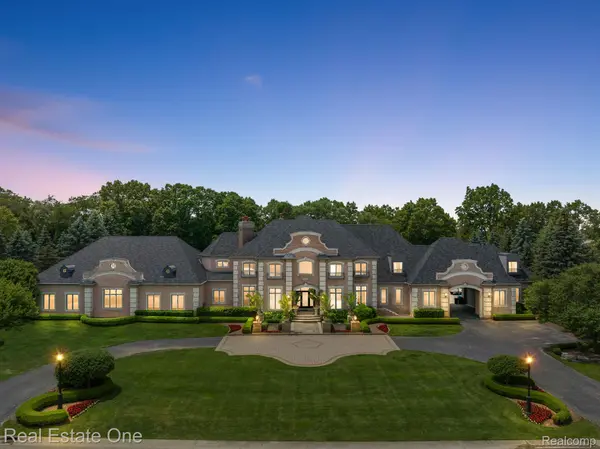 5174 BARRINGTON DR, Oakland Charter Township, MI 48306