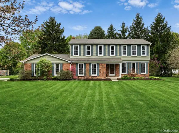 5028 Aintree RD, Oakland Charter Township, MI 48306