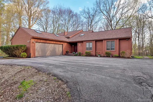 8412 Beacon LN, Salem Township, MI 48168
