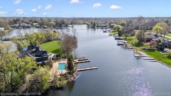 4912 Oakwood CT, Commerce Charter Township, MI 48382