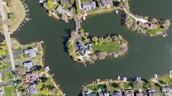 4912 Oakwood CT, Commerce Charter Township, MI 48382