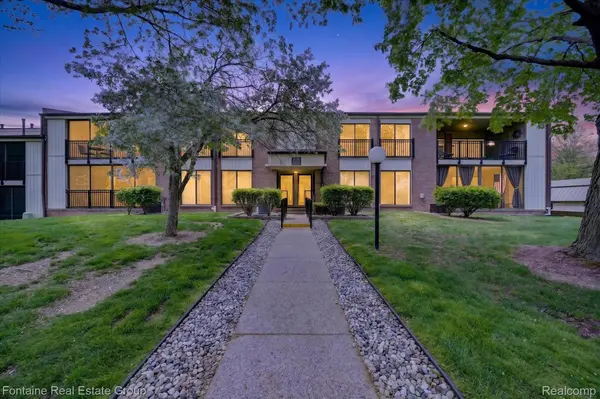18285 University Park DR, Livonia, MI 48152