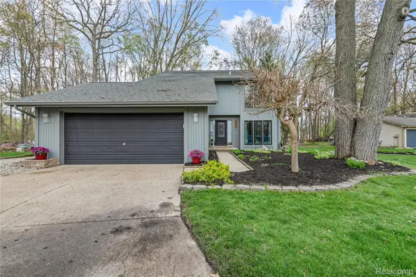 961 Cedar Oaks TRL, White Lake Charter Township, MI 48386