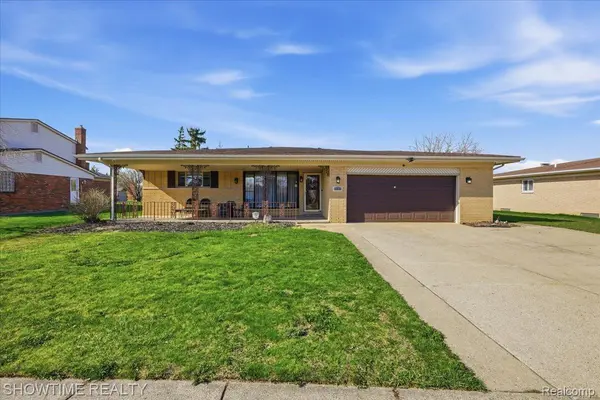 16515 Cederama DR, Clinton Charter Township, MI 48038
