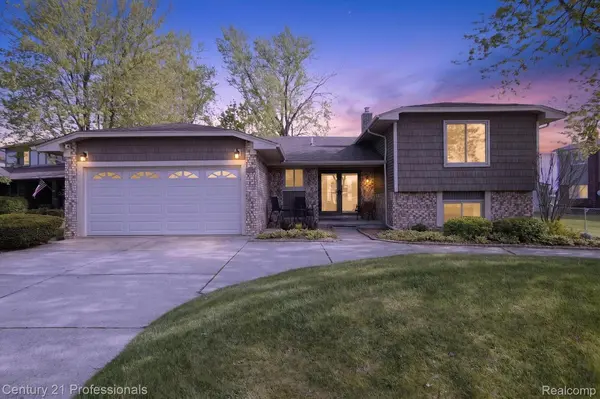 45560 Edgewood CT, Canton Charter Township, MI 48187