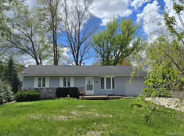 1855 Luneta CT, Commerce Charter Township, MI 48382