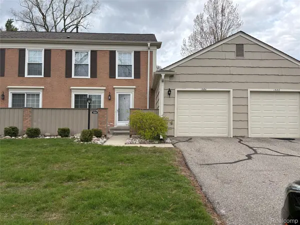 1584 Kings Cove DR, Rochester Hills, MI 48306